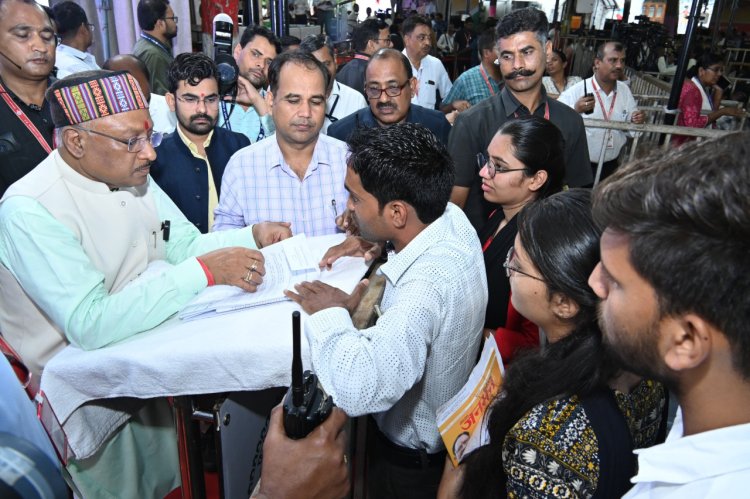 रायपुर : दूसरे सप्ताह भी मुख्यमंत्री के जनदर्शन में नागरिकों में जबरदस्त उत्साह