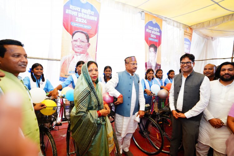 रायपुर : राज्य स्तरीय शाला प्रवेश उत्सव : जब मुख्यमंत्री से मिली साइकिल तो छात्राओं ने सामूहिक रूप से घंटी बजाकर जताया उत्साह