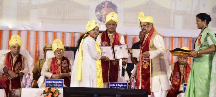 रायपुर : विद्यार्थियों की उपलब्धियां, कठिन परिश्रम, समर्पण, शैक्षणिक उत्कृष्टता का प्रमाण : राज्यपाल श्री विश्व भूषण हरिचंदन