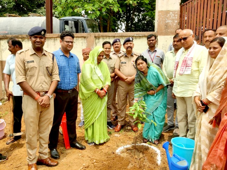 "एक पेड़ माँ के नाम" अभियान में प्रधानमंत्री श्री मोदी का प्रकृति सेवा और माँ के सम्मान का अनुकरणीय भाव है - राज्य मंत्री श्रीमती सिंह