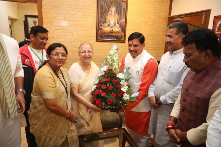 मुख्यमंत्री डॉ. मोहन यादव ने पूर्व लोकसभा अध्यक्ष श्रीमती सुमित्रा महाजन से की सौजन्य भेंट