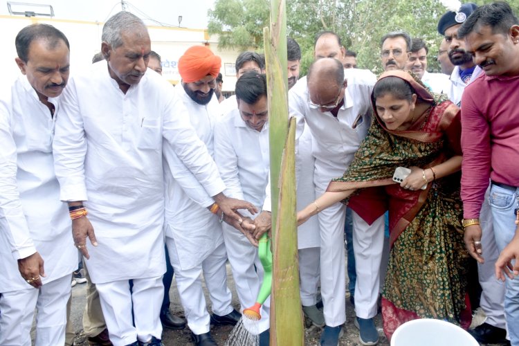 उप मुख्यमंत्री श्री देवडा द्वारा मंदसौर में प्रधानमंत्री कॉलेज ऑफ़ एक्सीलेंस का उद्घाटन, बस सेवा का शुभारंभ
