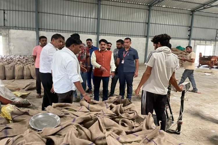 राज्यमंत्री श्री पटेल ने मूंग उपार्जन केन्द्रों का आकस्मिक निरीक्षण किया