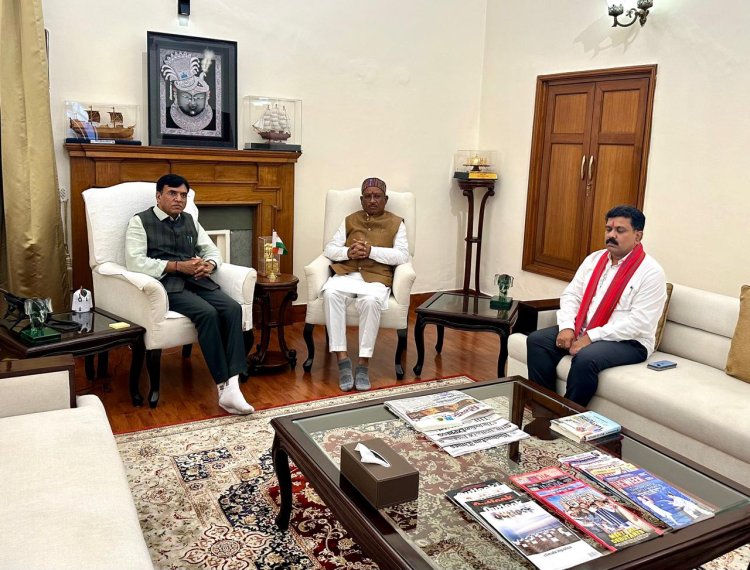 रायपुर : केन्द्रीय श्रम, रोज़गार, युवा एवं खेल मामलो के मंत्री डॉ मनसुख मांडविया से मुख्यमंत्री विष्णुदेव साय ने उनके आवास पर आज मुलाक़ात की