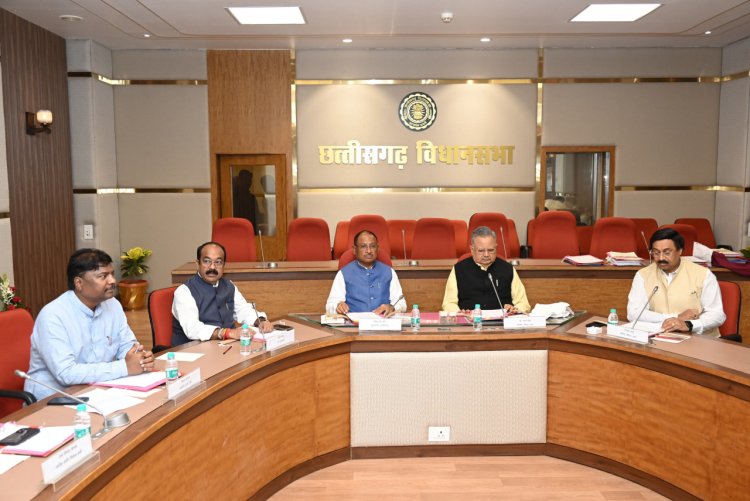 रायपुर : विधानसभा अध्यक्ष डॉ रमन सिंह की अध्यक्षता में आज यहां विधानसभा के समिति कक्ष में कार्य मंत्रणा समिति की बैठक आयोजित की गई