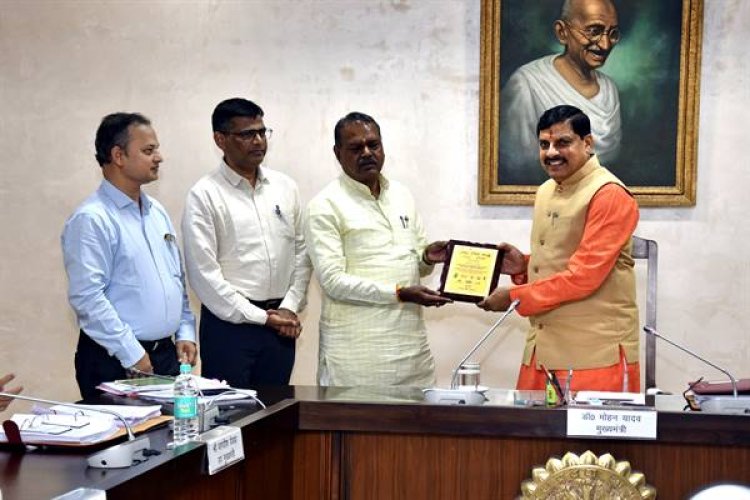 मुख्यमंत्री डॉ. यादव को भेंट किया हॉर्टिकल्चर और फूड प्रोसेसिंग का पुरस्कार