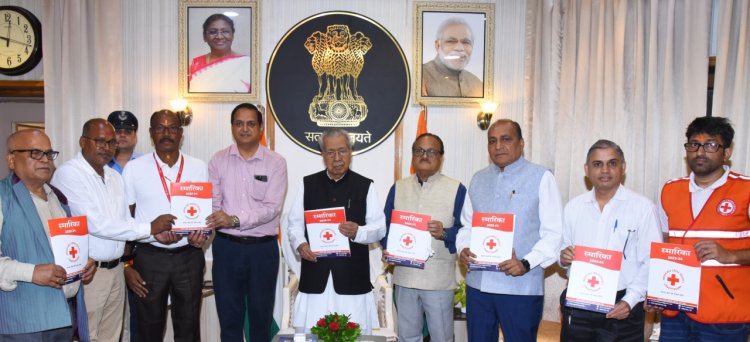 रायपुर : राज्यपाल श्री हरिचंदन ने किया छत्तीसगढ़ रेडक्रॉस इकाई की स्मारिका का विमोचन