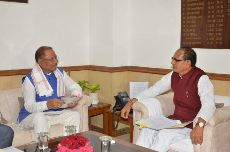 रायपुर : छत्तीसगढ़ के मुख्यमंत्री श्री विष्णुदेव साय ने आज नई दिल्ली स्थित कृषि भवन में केंद्रीय कृषि एवं ग्रामीण विकास मंत्री श्री शिवराज सिंह चौहान से सौजन्य मुलाकात की