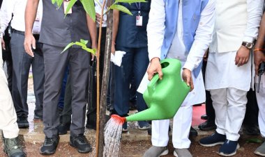 रायपुर : मुख्यमंत्री श्री विष्णु देव साय द्वारा आरंग स्थित छात्रावास कैंपस में एक पेड़ मां के नाम वृक्षारोपण महाअभियान के अंतर्गत राम फल के पौधे का रोपण किया गया