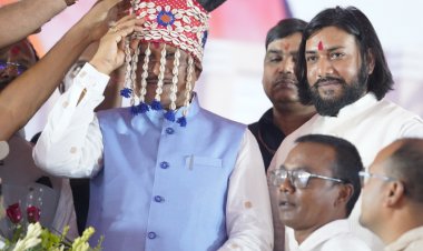 रायपुर : कार्यक्रम के शुभारंभ के अवसर पर मुख्यमंत्री श्री विष्णु देव साय का गौर सिंग मुकुट पहनाकर आत्मीय स्वागत किया गया