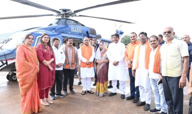 रायपुर : मुख्यमंत्री के पी.जी.कालेज हेलीपेड कबीरधाम पहुंचने पर हुआ आत्मीय स्वागत