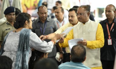 रायपुर : मुख्यमंत्री श्री विष्णु देव साय जनदर्शन में लोगों की सुन रहे समस्याएं