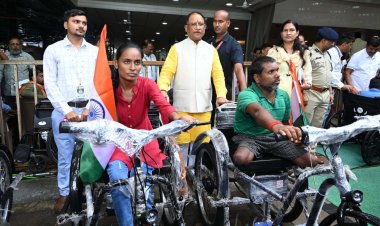 रायपुर : मुख्यमंत्री श्री विष्णुदेव साय के हाथों जनदर्शन कार्यक्रम में तीन दिव्यांगों को मिली बैटरी चलित ट्राई साइकिल