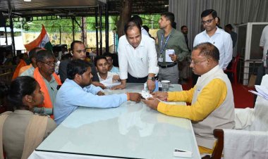 रायपुर : जनदर्शन में किसानों ने की शिकायत, केमिकल प्लांट से निकल रहा विषैला पानी