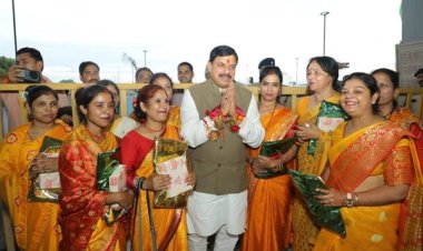 मुख्यमंत्री डॉ. यादव को ग्वालियर की लाड़ली बहनों ने बाँधीं स्नेहिल राखियाँ
