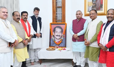 रायपुर : मुख्यमंत्री श्री विष्णु देव साय ने पूर्व केन्द्रीय मंत्री स्वर्गीय श्री दिलीप सिंह जूदेव की पुण्यतिथि पर उन्हें नमन किया