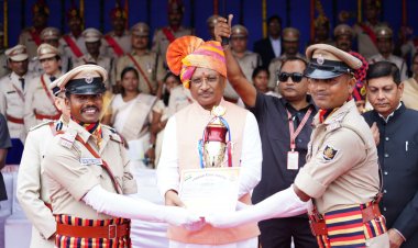 रायपुर : मुख्यमंत्री श्री विष्णु देव साय ने आज आकर्षक मार्च पास्ट के लिए केन्द्रीय औद्योगिक सुरक्षा बल को प्रथम पुरस्कार प्रदान किया