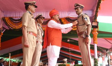 मुख्यमंत्री डॉ. यादव ने उत्कृष्ट सेवाओं के लिये पुलिसकर्मियों को किया सम्मानित