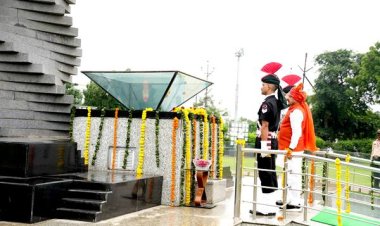 मुख्यमंत्री डॉ. यादव ने शौर्य स्मारक पर शहीदों को नमन किया