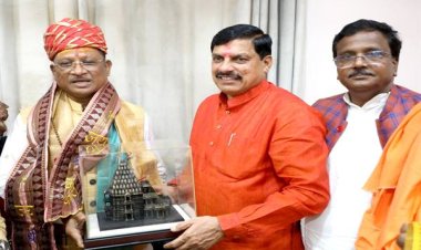 मुख्यमंत्री डॉ. यादव ने छत्तीसगढ़ के मुख्यमंत्री श्री साय को महाकालेश्वर मंदिर की प्रतिमा भेंट की