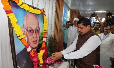 मुख्यमंत्री डॉ. मोहन यादव ने इंदौर पहुँच कर विधायक श्री रमेश मेंदोला के पिता के निधन पर दी श्रद्धांजलि