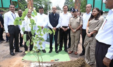 रायपुर : ‘एक पेड़ मां के नाम’ पर राज्यपाल श्री रमेन डेका ने लगाया कचनार का पौधा
