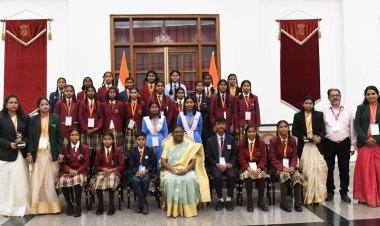 रायपुर : राष्ट्रपति से सरगुजा संभाग की छात्राओं ने की सौजन्य मुलाकात