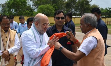 रायपुर : केन्द्रीय गृह मंत्री श्री अमित शाह नवागांव हेलीपेड पहुंचने पर उनका आत्मीय स्वागत किया गया