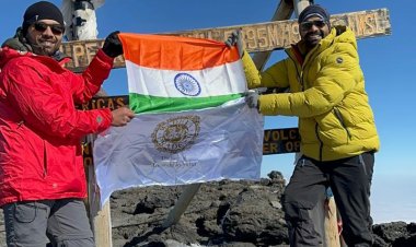मध्यप्रदेश टूरिज्म बोर्ड के संयुक्त संचालक श्री वडेरिया ने माउंट किलिमंजारो पर लहराया तिरंगा