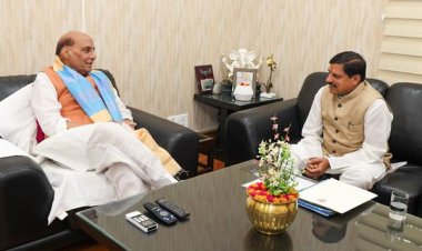 मुख्यमंत्री डॉ यादव ने केंद्रीय रक्षा मंत्री श्री सिंह से भेंट की