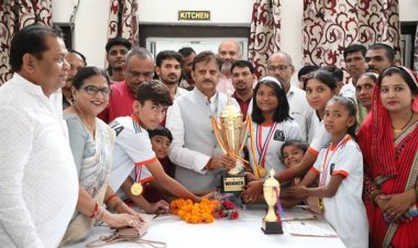 वाल-वाल खेल स्पर्धा में अन्तर्राष्ट्रीय स्तर पर ट्राफी जीतने वाले खिलाड़ियों ने उप मुख्यमंत्री श्री शुक्ल से की भेंट