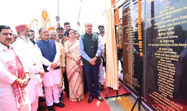 रायपुर : राज्यपाल श्री रमेन डेका और मुख्यमंत्री श्री विष्णु देव साय ने पूर्व प्रधानमंत्री भारत रत्न स्वर्गीय श्री अटल बिहारी वाजपेयी की प्रतिमा पर माल्यार्पण कर उन्हें नमन किया