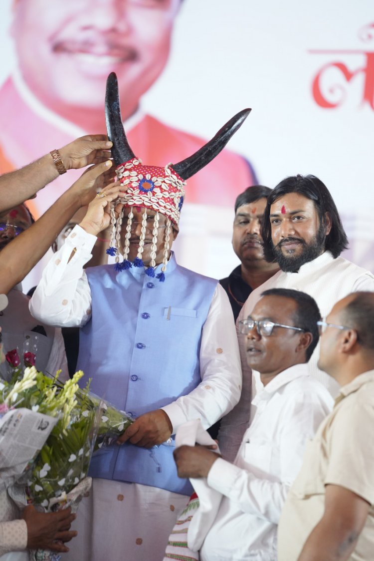 रायपुर : कार्यक्रम के शुभारंभ के अवसर पर मुख्यमंत्री श्री विष्णु देव साय का गौर सिंग मुकुट पहनाकर आत्मीय स्वागत किया गया