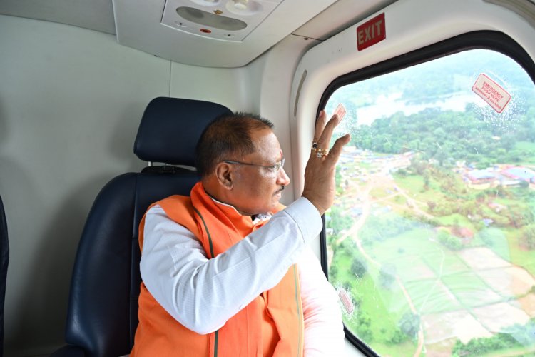 रायपुर : मुख्यमंत्री श्री विष्णु देव साय ने भोरमदेव में कावड़ियों पर की पुष्प वर्षा