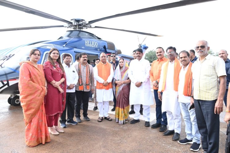 रायपुर : मुख्यमंत्री के पी.जी.कालेज हेलीपेड कबीरधाम पहुंचने पर हुआ आत्मीय स्वागत