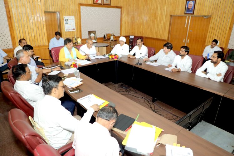 ऊर्जा मंत्री श्री तोमर ने ग्वालियर-चंबल संभाग के विधायकों एवं जनप्रतिनिधियों के साथ की बैठक