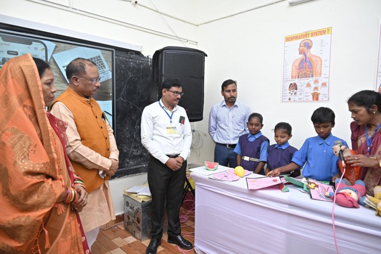 रायपुर : मुख्यमंत्री के समक्ष डिजिटल एप्प ई-जादुई पिटारा की खूबियों का किया गया प्रदर्शन