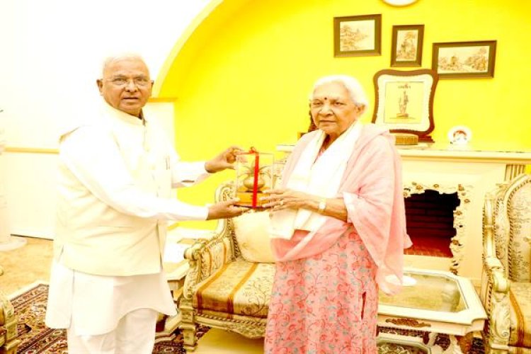 राज्यपाल श्री मंगुभाई पटेल ने की उत्तर प्रदेश की राज्यपाल से भेंट