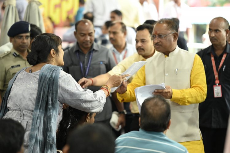 रायपुर : मुख्यमंत्री श्री विष्णु देव साय जनदर्शन में लोगों की सुन रहे समस्याएं