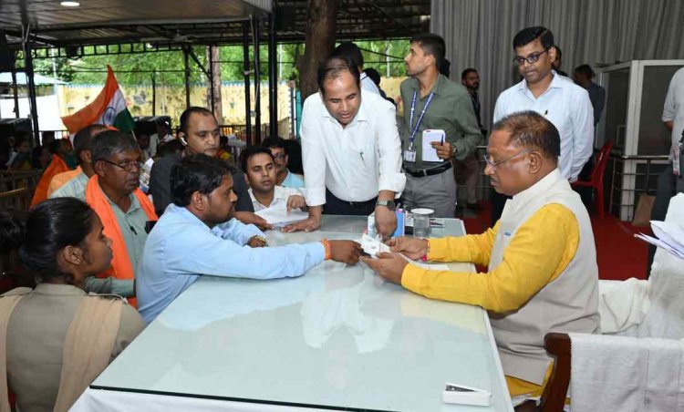 रायपुर : जनदर्शन में किसानों ने की शिकायत, केमिकल प्लांट से निकल रहा विषैला पानी