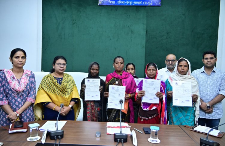 गौरेला पेंड्रा मरवाही : ​​​​​​​विश्व आदिवासी दिवस पर 8 महिला हितग्राहियों को कलेक्टर ने सौपे वन अधिकार पत्र