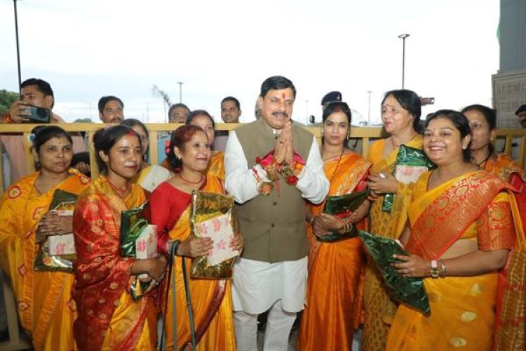 मुख्यमंत्री डॉ. यादव को ग्वालियर की लाड़ली बहनों ने बाँधीं स्नेहिल राखियाँ