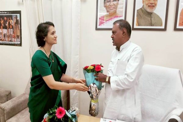 सामाजिक न्याय मंत्री श्री कुशवाह से प्रमुख सचिव श्रीमती वायंगणकर ने की मुलाकात