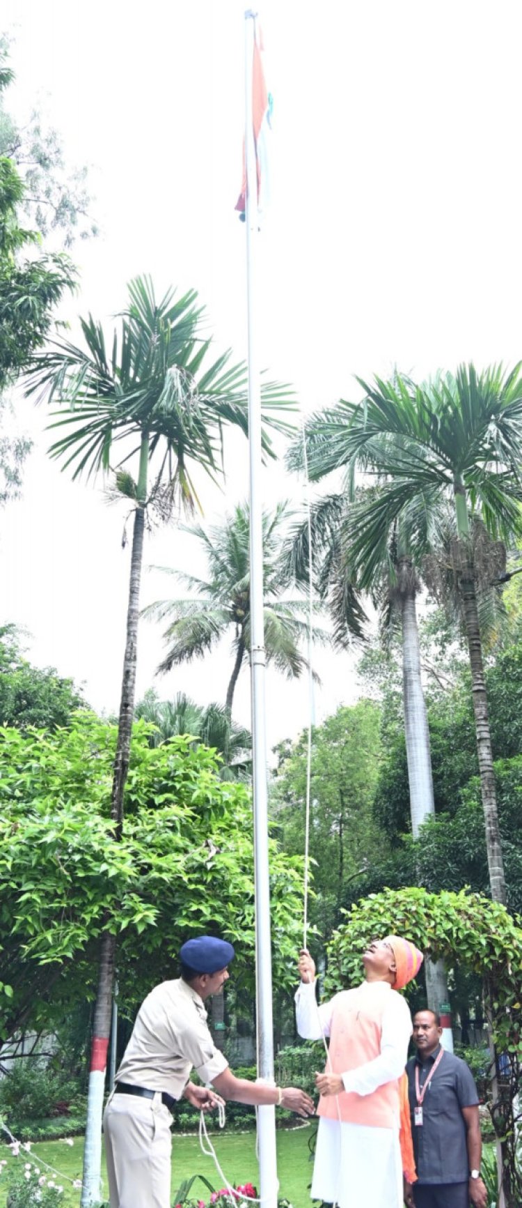 रायपुर : मुख्यमंत्री श्री विष्णु देव साय ने स्वतंत्रता दिवस पर अपने निवास में किया ध्वजारोहण