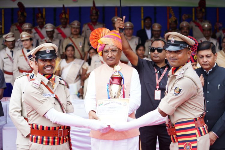 रायपुर : मुख्यमंत्री श्री विष्णु देव साय ने आज आकर्षक मार्च पास्ट के लिए केन्द्रीय औद्योगिक सुरक्षा बल को प्रथम पुरस्कार प्रदान किया