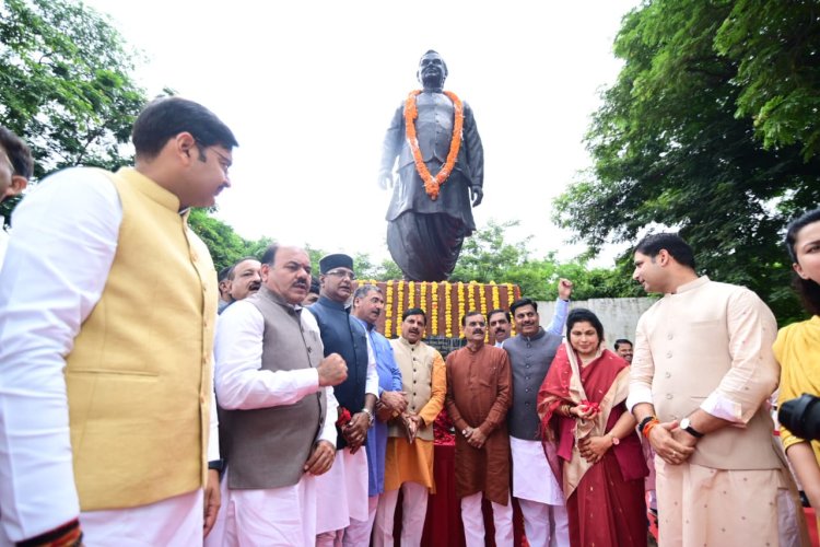 मुख्यमंत्री डॉ. मोहन यादव, भाजपा प्रदेश अध्यक्ष व सांसद श्री विष्णुत्त शर्मा एवं प्रदेश संगठन महामंत्री श्री हितानंद जी ने पूर्व प्रधानमंत्री स्व. अटल बिहारी वाजपेयी जी को श्रद्धासुमन अर्पित किए