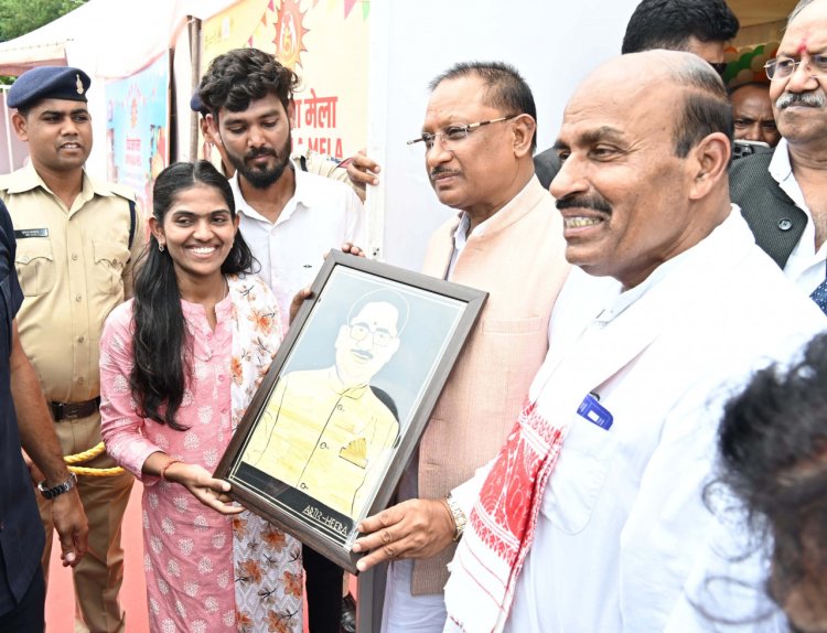 रायपुर : दिव्य कला मेला में मुख्यमंत्री श्री साय को पैरा शिल्प से निर्मित पोर्ट्रेट भेंट की गई
