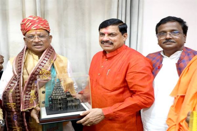 मुख्यमंत्री डॉ. यादव ने छत्तीसगढ़ के मुख्यमंत्री श्री साय को महाकालेश्वर मंदिर की प्रतिमा भेंट की