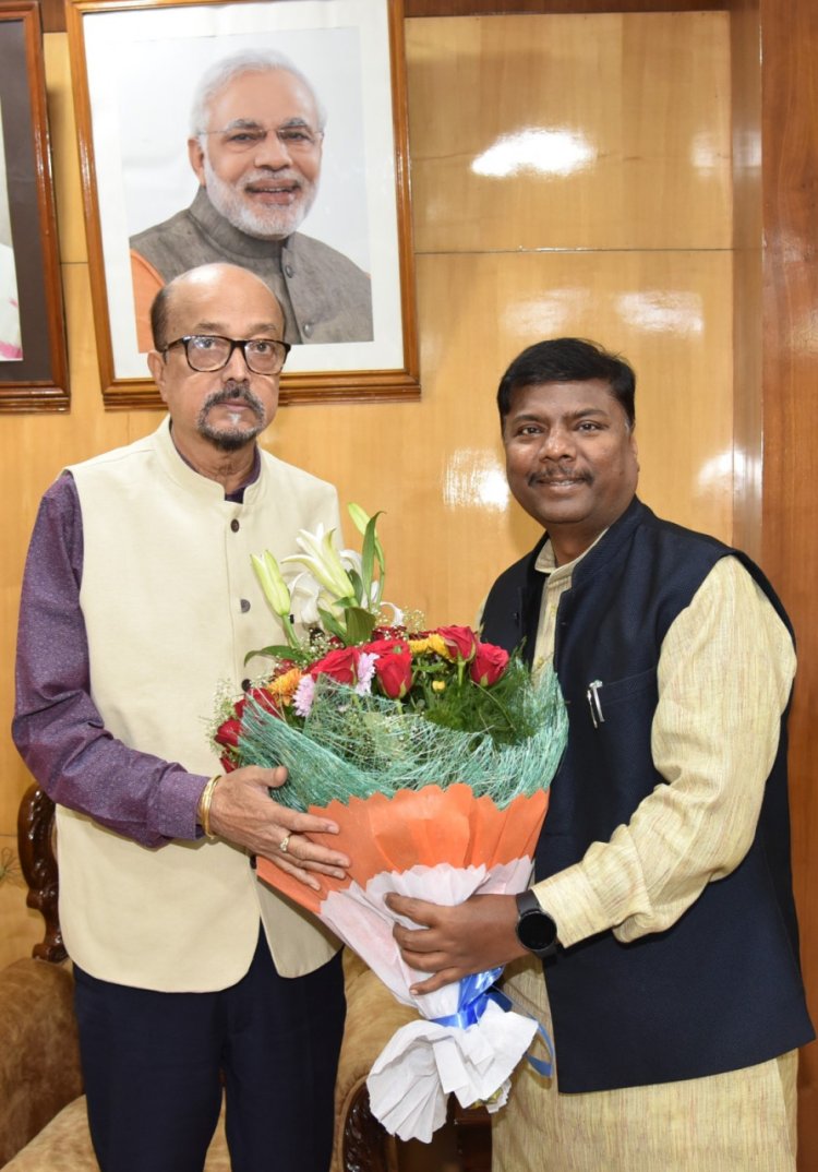 रायपुर : राज्यपाल श्री रमेन डेका से केबिनेट मंत्री श्री केदार कश्यप ने भेंट की