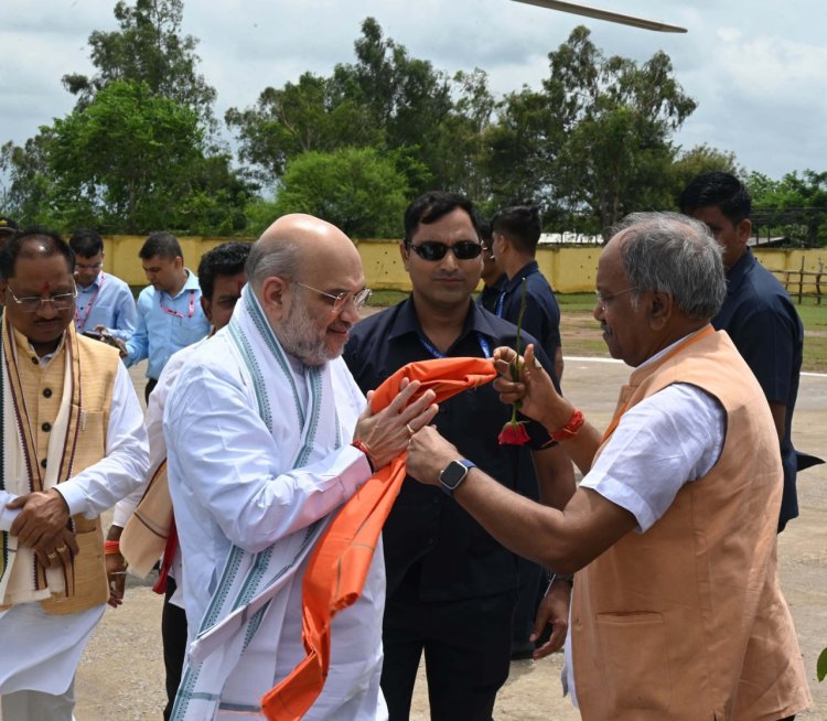 रायपुर : केन्द्रीय गृह मंत्री श्री अमित शाह नवागांव हेलीपेड पहुंचने पर उनका आत्मीय स्वागत किया गया